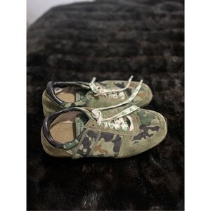 Kangaroos SNEAKER Style Green Camo Shoes‎  SUEDE trim SZ 8.5